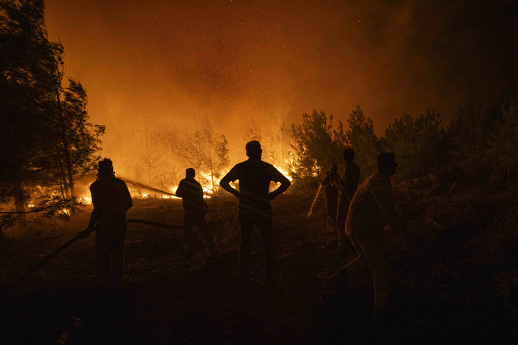 Pompier voluntar mort, 8 răniți în incendiu de vegetație în Turcia