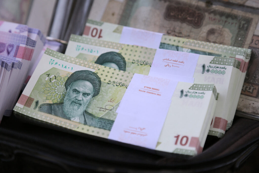 Moneda iraniană cade la minim istoric: 1 dolar = 2,5 milioane riali