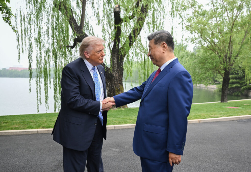 Xi Jinping a ajuns la Washington, unde Donald Trump l-a întâmpinat personal la baza Andrews. Cei doi lideri discută relația SUA-China privind comerțul, inteligența artificială, precum și situația din Iran