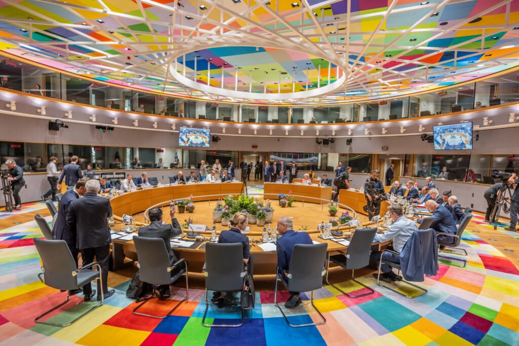 UE tăie birocrația: 13 state vor revizui legislația europeană