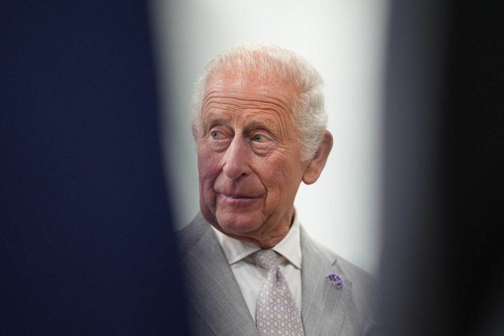 Regele Charles anunță că Harry și Meghan rămân membri ai familiei regale fără atribuții oficiale