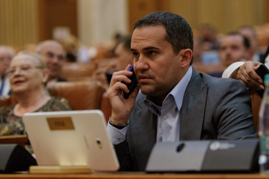 Fostul ministru al Transporturilor acuză o măsură „antiromânească” în programul de guvernare Mureșan: Dacă nici asta nu e trădare de țară, nu știu care mai este
