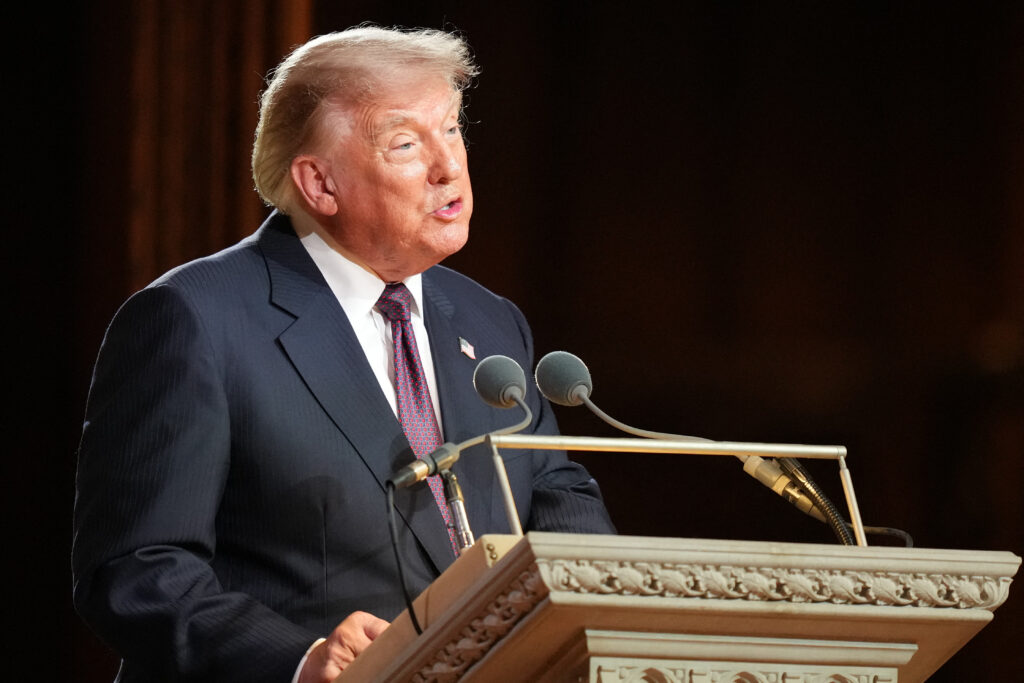Donald Trump refuză reglementarea inteligenței artificiale: Există o conspirație sinistră împotriva IA și a centrelor de date, iar singura care se bucură de asta este China
