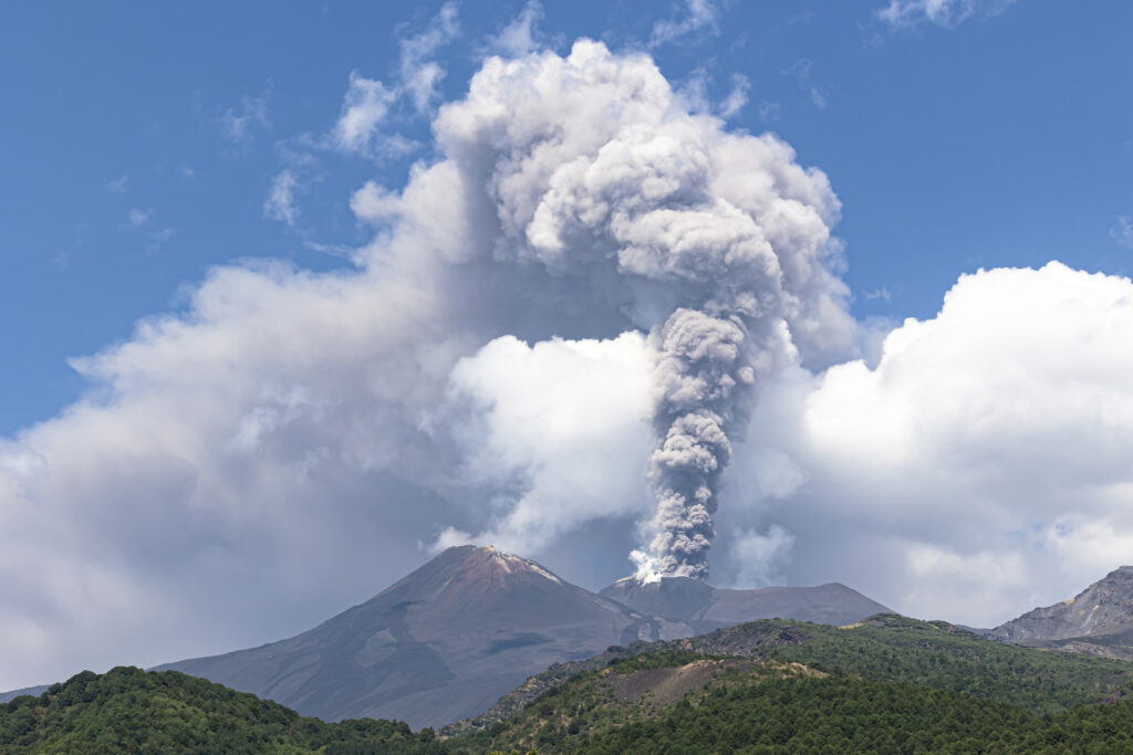 Etna eruptă din nou: zboruri Catania suspendate, MAE avertizează românii