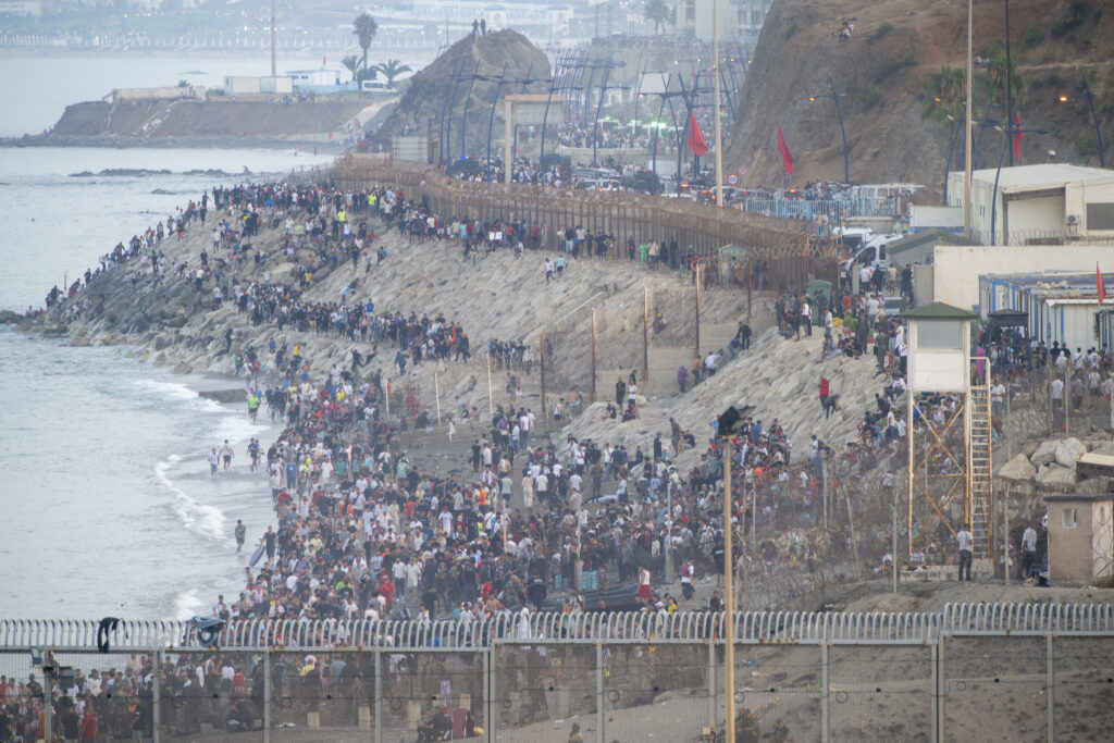 Autoritățile din Spania și Maroc, avertizate cu o zi înainte de serviciile secrete spaniole despre planurile privind trecerea masivă a migranților în Ceuta
