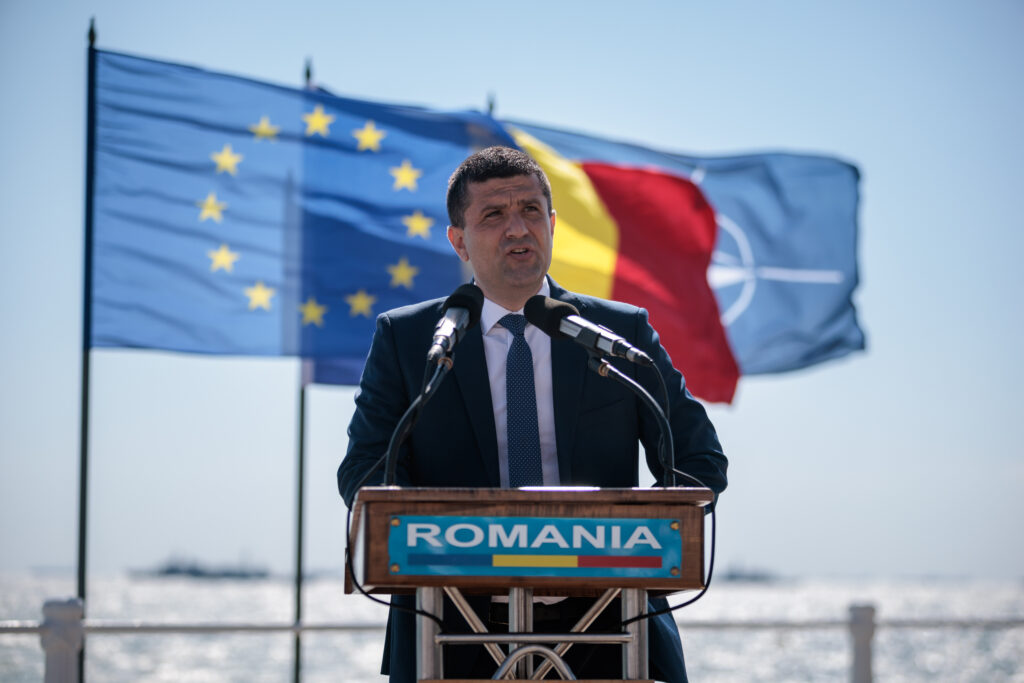 Radu Miruță reduce perioada de serviciu pe mare la 12 luni