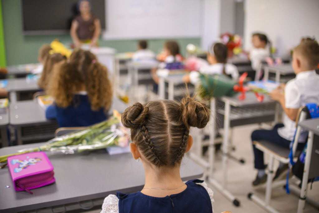 Prăpastie în educația din România, dezvăluită de PISA: 122 de puncte între elevii bogați și săraci. Școala la care ajunge copilul îi poate schimba radical rezultatele