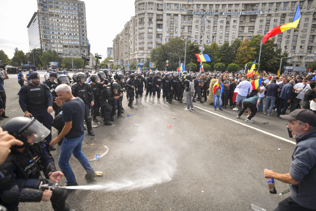 LIVE | Violențe majore la protestul fermierilor din Piața Victoriei: 26 de persoane duse la poliție, alte 24 rănite, gaze lacrimogene și o autospecială vandalizată. Guvernul și Nicușor Dan cer încetarea violențelor