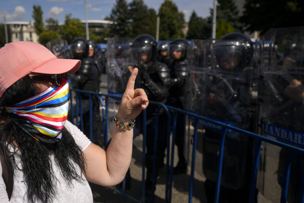 Imagini: evoluția protestului de la calm la haos în Piața Victoriei