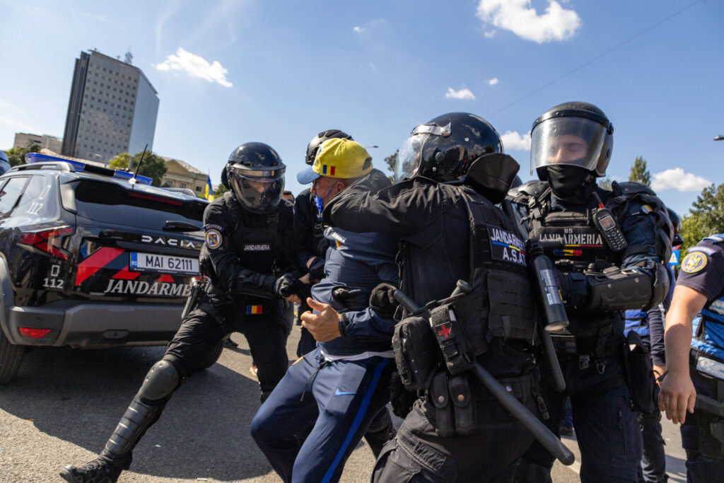 10 arestări și 14 propuneri de arestare preventivă după descinderea poliției la cei implicați în violențele din Piața Victoriei
