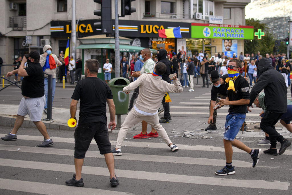 Violențele s-au reluat în Piața Victoriei: Manifestanții aruncă din nou cu sticle și pietre în jandarmi