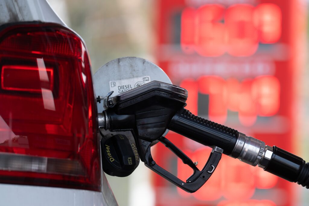 Germania reduce taxele și plafonează prețurile carburanților