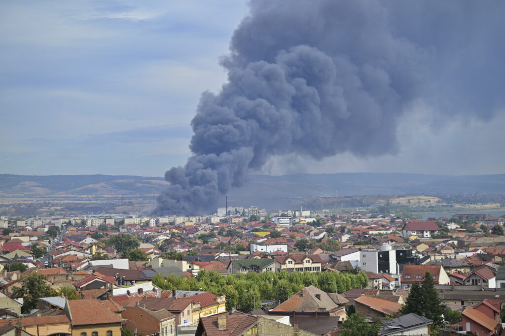 Incendiul de la fabrica de celuloză din Drobeta-Turnu Severin, încă nestins. Pompierii intervin pe trei sectoare