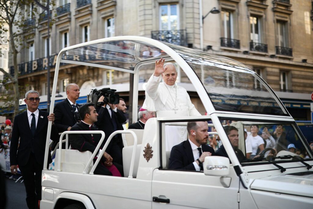 Papa Leon al XIV-lea renăscut în Notre-Dame, 300.000 în Paris