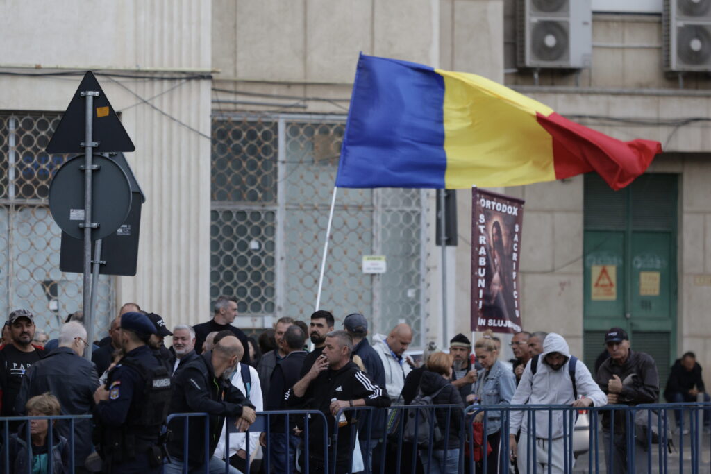 Protest în fața Arestului Central, după ce Călin Georgescu a fost arestat. Peste 300 de oameni scandează în Capitală