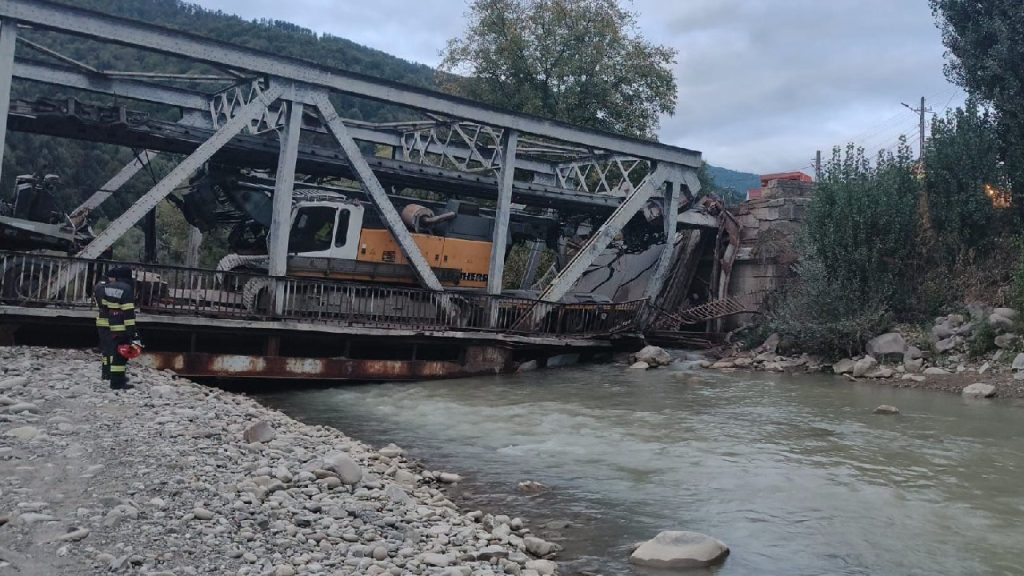 Șofer TIR distruge pod de fier în Bacău; trafic deviat