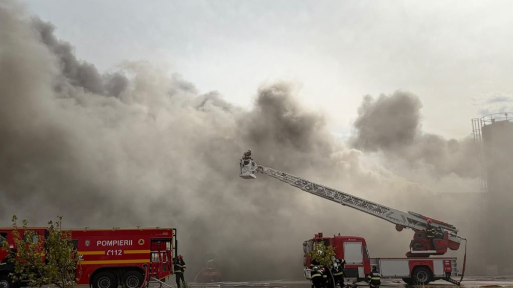 Incendiu puternic izbucnit la o fabrică de celuloză din Drobeta-Turnu Severin, județul Mehedinți. Intervin zeci de pompieri din cinci județe