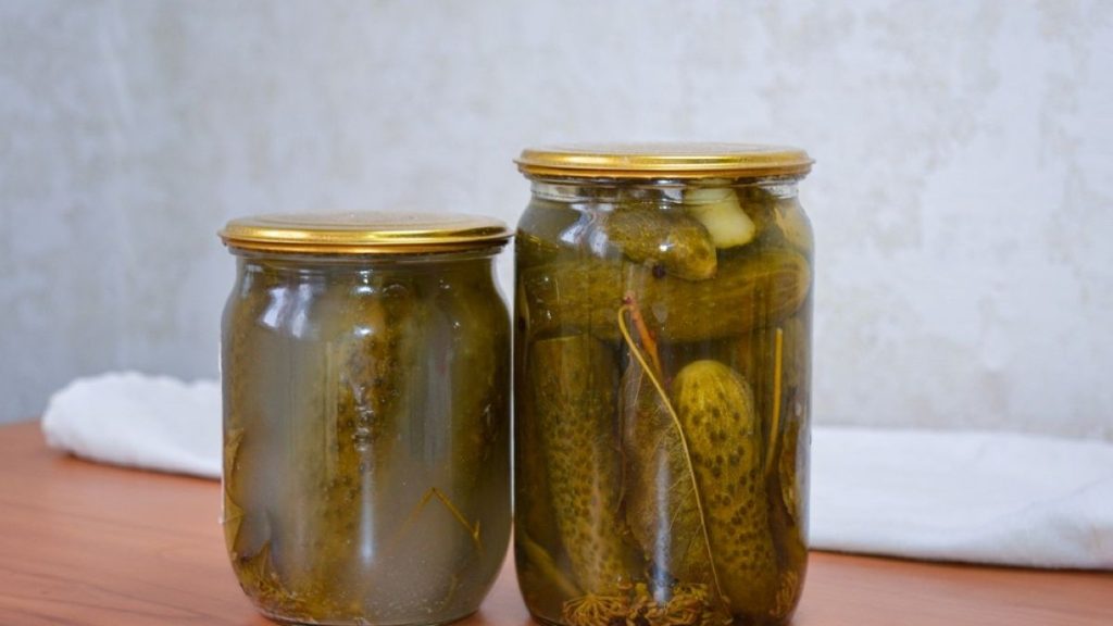 Floare albă la murături: cauză și soluție – greșeala comună în borcan