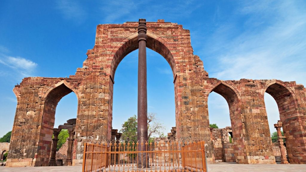 Un stâlp de fier din New Delhi, vechi de peste 1.600 de ani, a rezistat fenomenelor naturii fără să ruginească: „O dovadă vie a măiestriei Indiei”