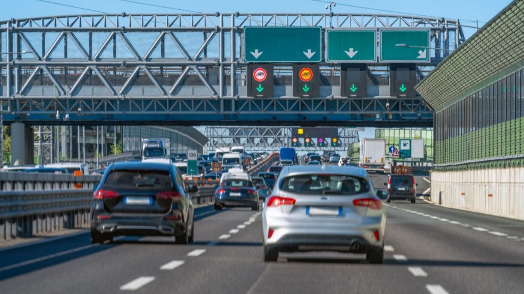 Noi reguli de circulație pentru șoferi, motocicliști și utilizatori de trotinete de la 1 octombrie, în Spania. Ce schimbări introduce Codul Rutier