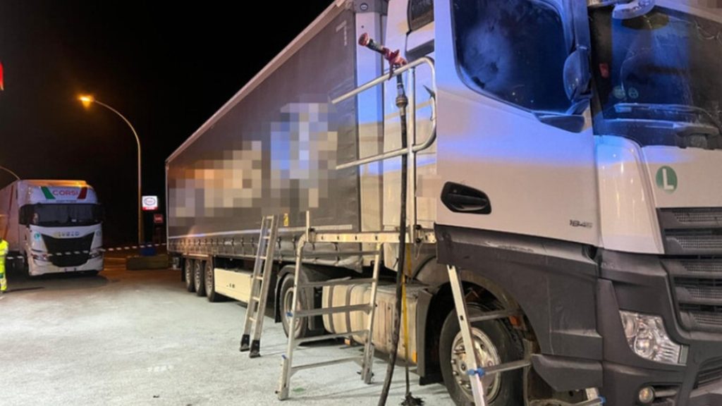 Un șofer de TIR dat afară după ce a avariat camionul va primi 8 salarii și 1.500 de euro de la firma care l-a concediat