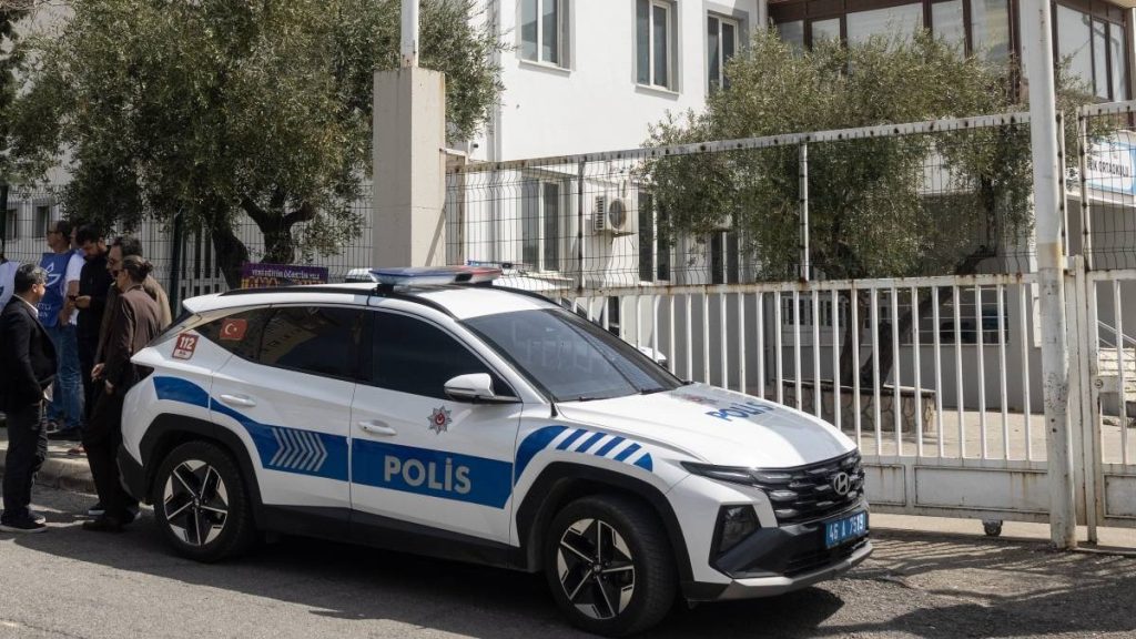 11 elevi, răniți într-un atac armat lângă o școală din Turcia. Suspectul de 15 ani, părinții și bunicul lui au fost reținuți / VIDEO