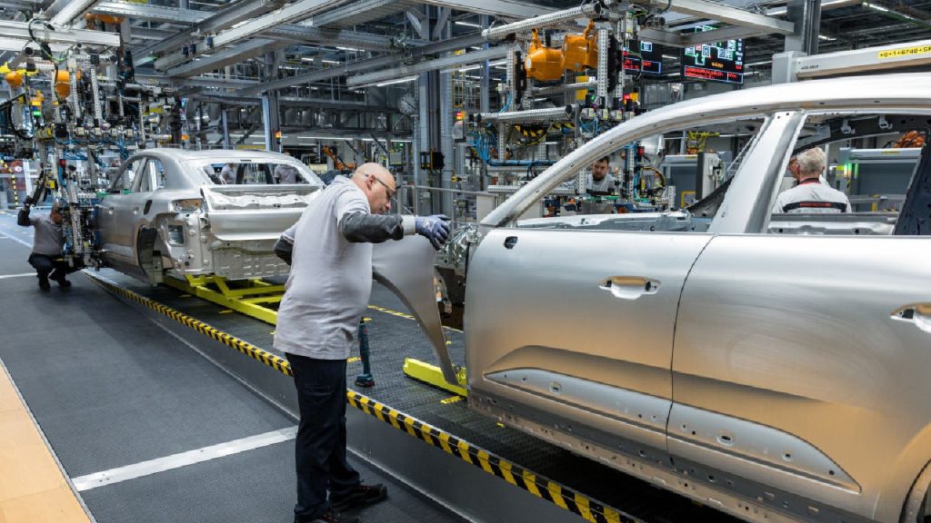 Mare companie anunță concedieri: 4.100 oameni în pericol