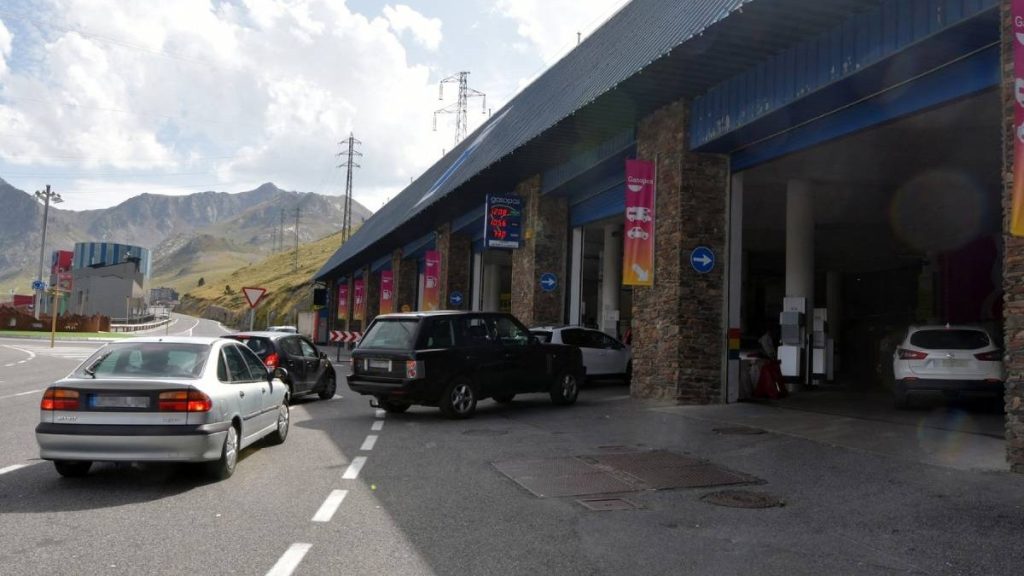 Cozi peste graniță pentru carburanți la 1,68 euro litrul. Șoferii francezi merg 150 km până la benzinărie: „Umplu și o canistră”