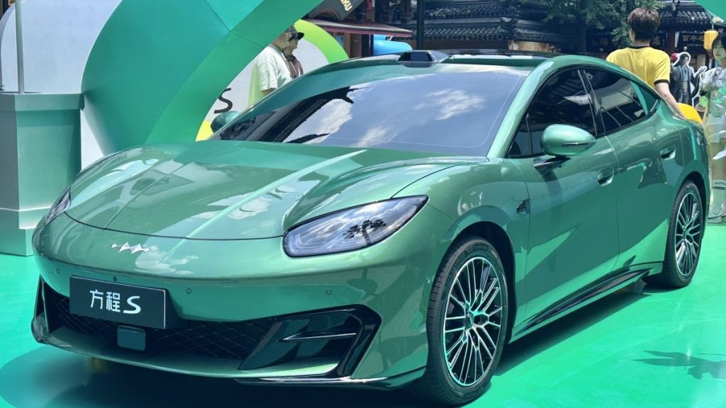 Chinezii lansează un „ucigaș de Tesla Model 3” 25.500€ cu 900 km autonomie