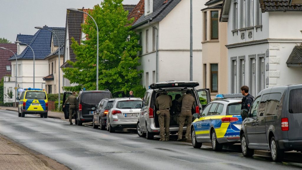 Un român cu ajutor social a filmat din BMW descinderile la casa sa din Germania, unde erau declarați 17 conaționali