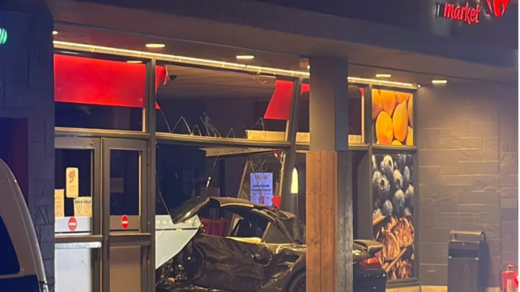 Șoferul cu Porsche a intrat în Carrefour și a lăsat o femeie rănită
