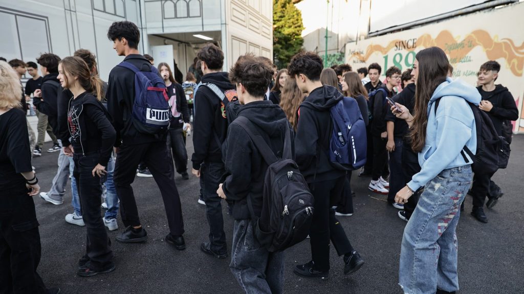 Elevi din toată țara s-au îmbrăcat în negru și au protestat împotriva uniformelor școlare obligatorii: „Nu vrem să ne întoarcem în comunism!”