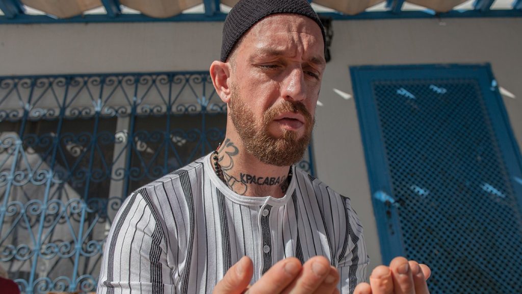 Milionarul „Fergie” Chambers, care face parte din a 10-a cea mai bogată familie din SUA, acuzat de finanțarea Hamas, rămâne în arest, în Spania. Are tatuaje cu Stalin și cu Mao și a trecut la islam