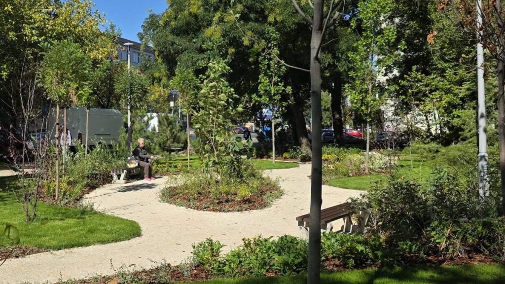 Calea Griviței, o imensă grădină, peste 9.000 de plante și 120 de copaci au răsărit în mai multe zone: „Ieși din bloc și ești direct în parc”