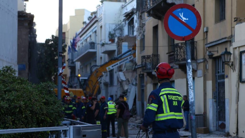 Explozie devastatoare în Atena: femeie inconștientă sub dărâmături