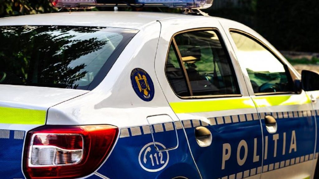 Doi bărbați din Maramureș au aruncat cu pietre într-o mașină de Poliție și au rănit doi polițiști