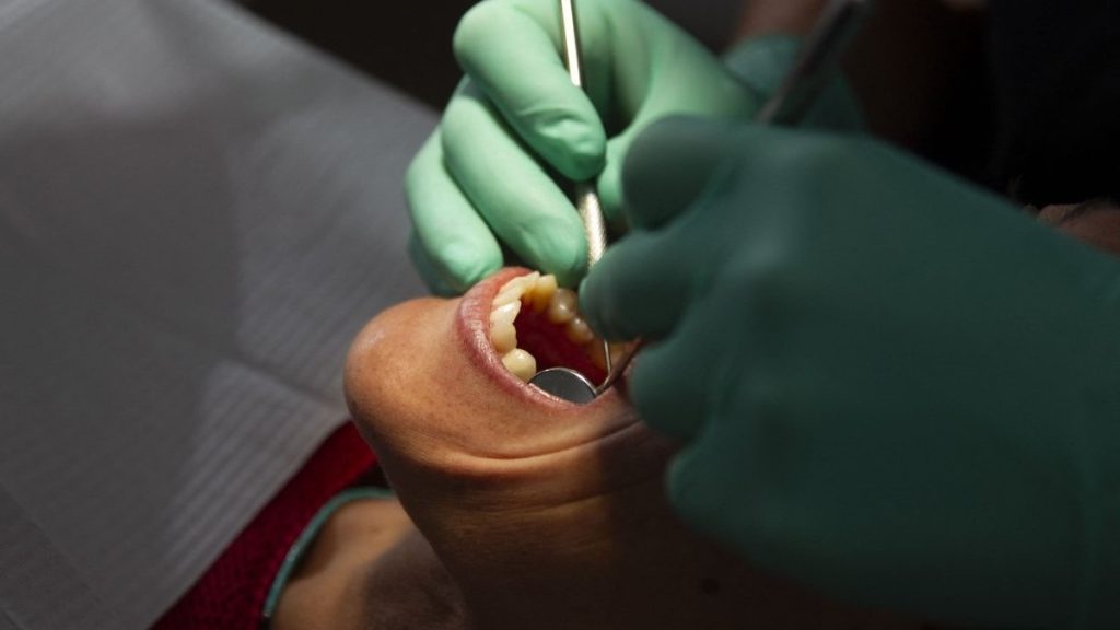 Femeie de 30 ani șocată: dentistul descoperă cancer în metastaze