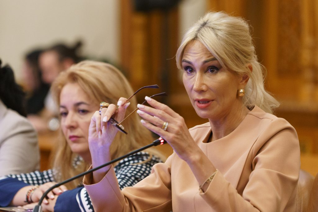 Raluca Turcan, apel „toţi colegii parlamentari” pentru susținerea guvernului Mureșan: „Socialiștii europeni pot sta la aceeași masă cu el”
