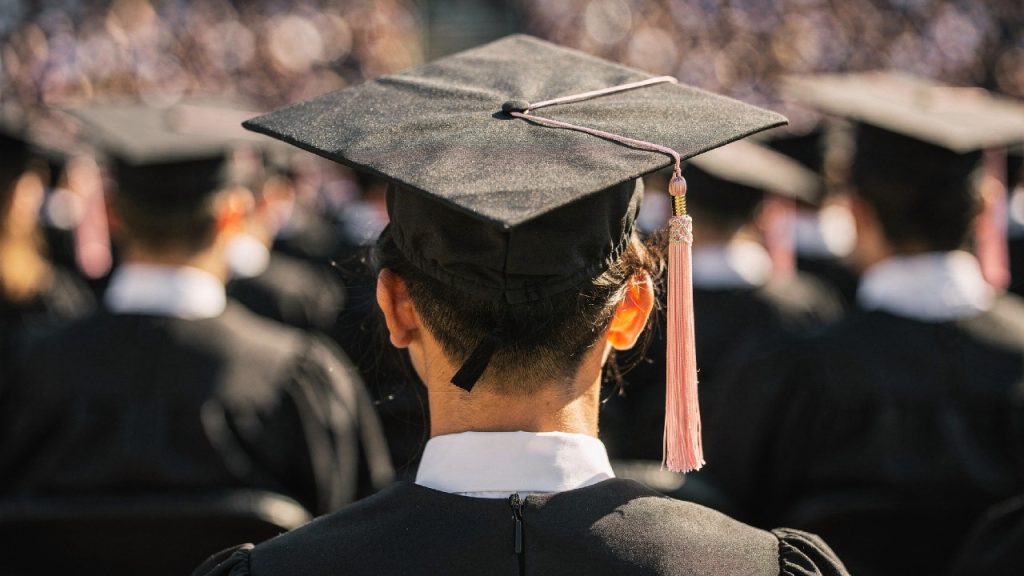 Descoperă cele 3 facultăți care asigură job în era AI