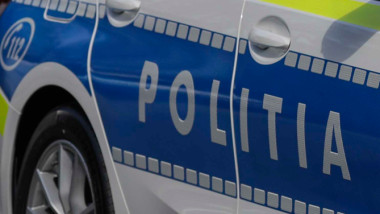 Un bărbat cu „comportament necoerent” s-a urcat în maşina unei femei, aflată în mers. Cum a motivat gestul în fața polițiștilor