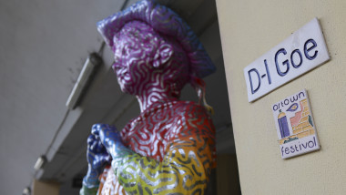 PSD acuză vopsirea curcubeului a statuii Domnul Goe la Ploiești