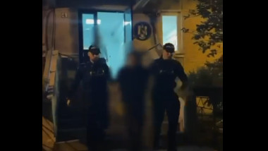 Polițiști reținuieau participant cu cuțit la Piața Victoriei