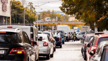 Cât timp pierd europenii în trafic pentru a ajunge la muncă? De ce sunt diferite Olanda și România, deși timpul de navetă este același