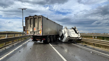 Foto: Accident pe centura Sucevei, șofer autocamion preluat de SMURD