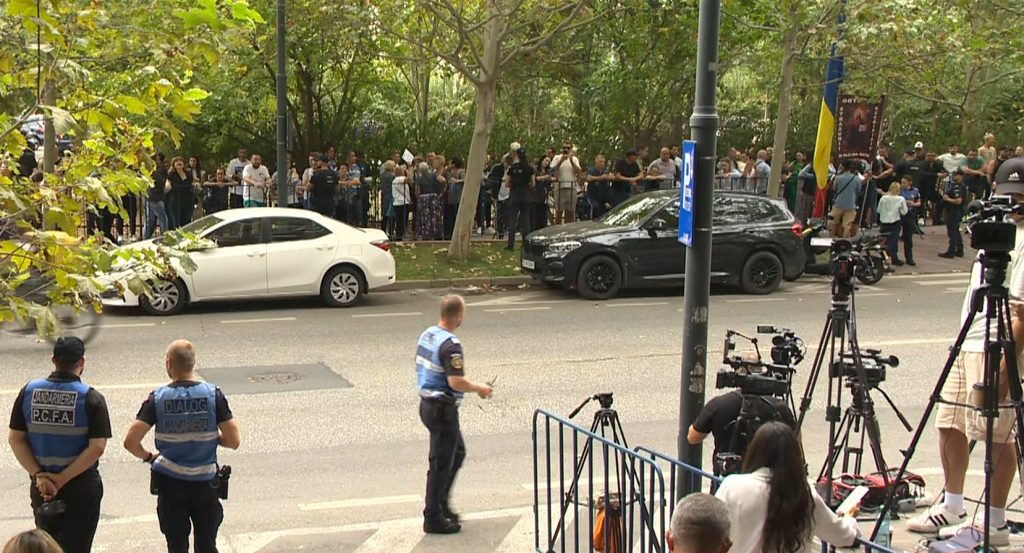 Zeci de susținători ai lui Călin Georgescu, la sediul DIICOT. Garduri de protecție și jandarmi mobilizați în zonă