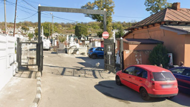Saci cu oase umane, într-o groapă dintr-un cimitir din Slatina. Primarul spune că fostul administrator a eliberat ilegal locuri de veci