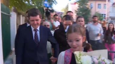 Video Nicuşor Dan: „Educaţia nu înseamnă doar note, cataloage sau examene”. Președintele și-a însoțit fetița în prima zi de școală