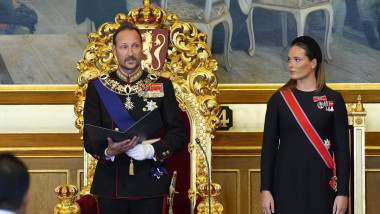 Haakon al VIII-lea al Norvegiei depune jurământul, fără încoronare