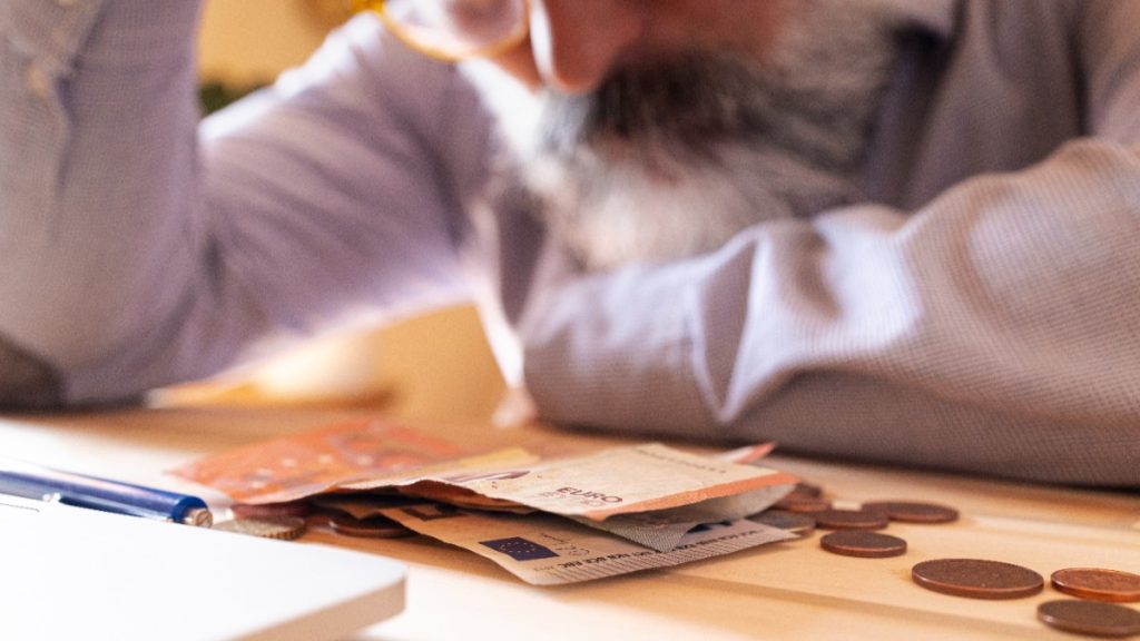 Un bărbat pierde 168.000 de euro după așteptarea comenzii: „Mai am doar 80 de euro”