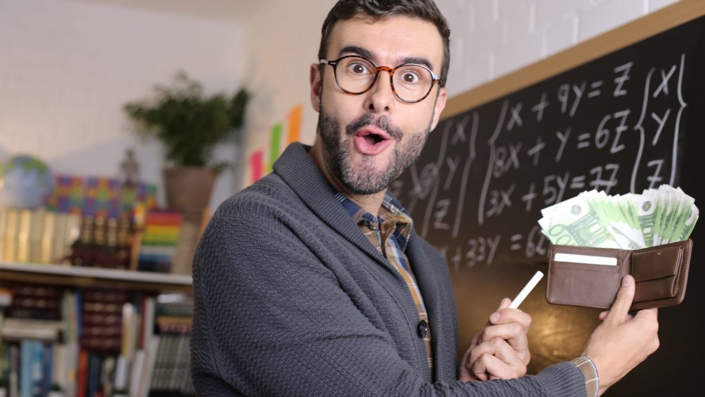 Aproape 1.000 de profesori din Iași au câștigat în instanță dreptul la compensarea concediului de odihnă neefectuat. Sindicalistul Laviniu Lăcustă: „Am câștigat invocând legea europeană”. Despre ce sume este vorba